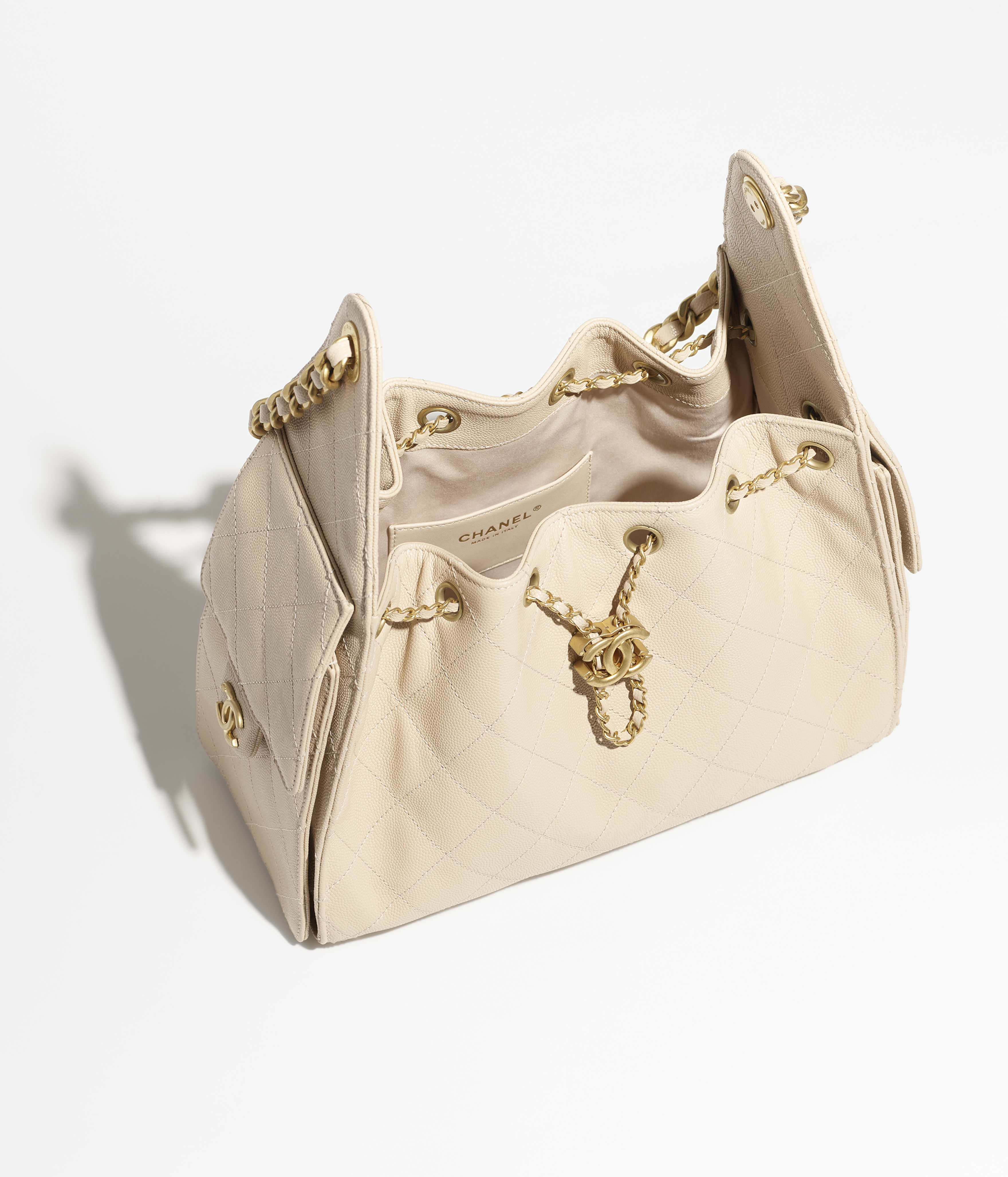 Petit sac CHANEL 25 - Beige - Veau grainé & métal doré - vue artistique 3